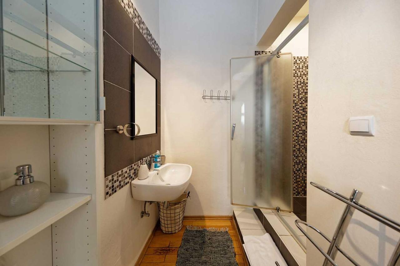 Peter'S Tower Apartments Прага Экстерьер фото