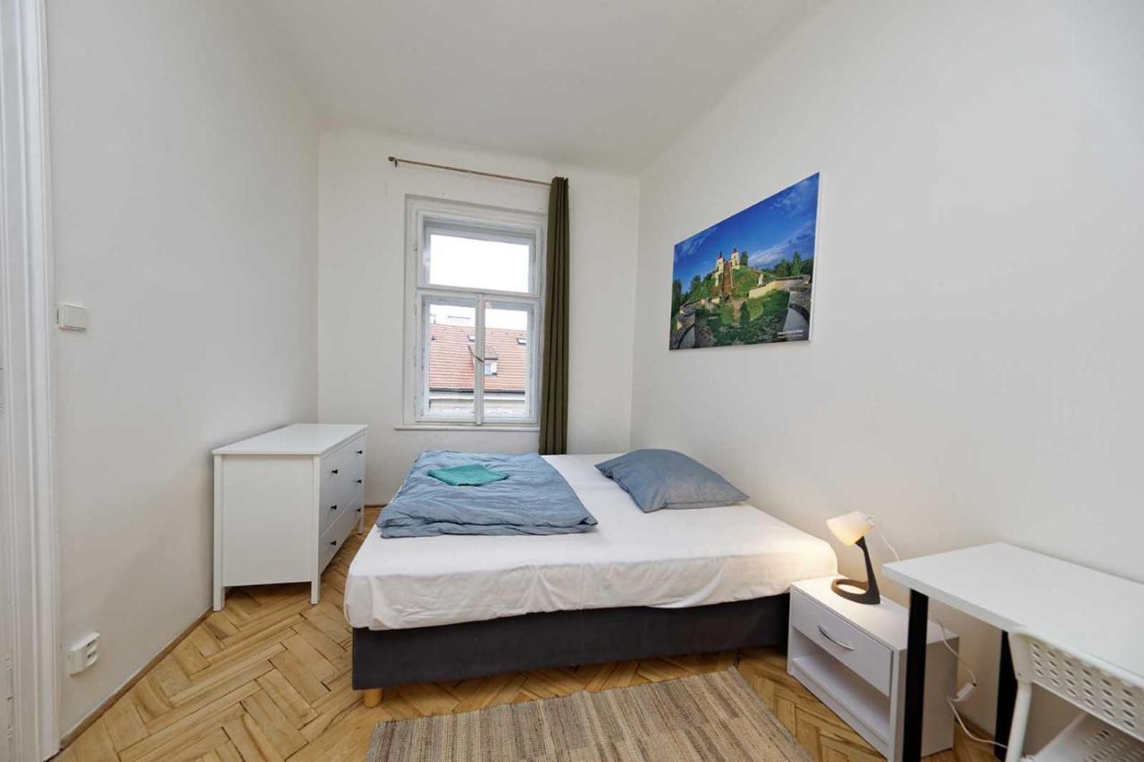 Peter'S Tower Apartments Прага Экстерьер фото