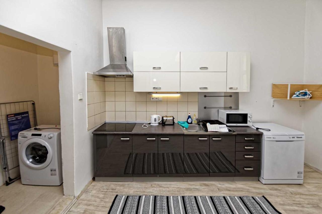 Peter'S Tower Apartments Прага Экстерьер фото