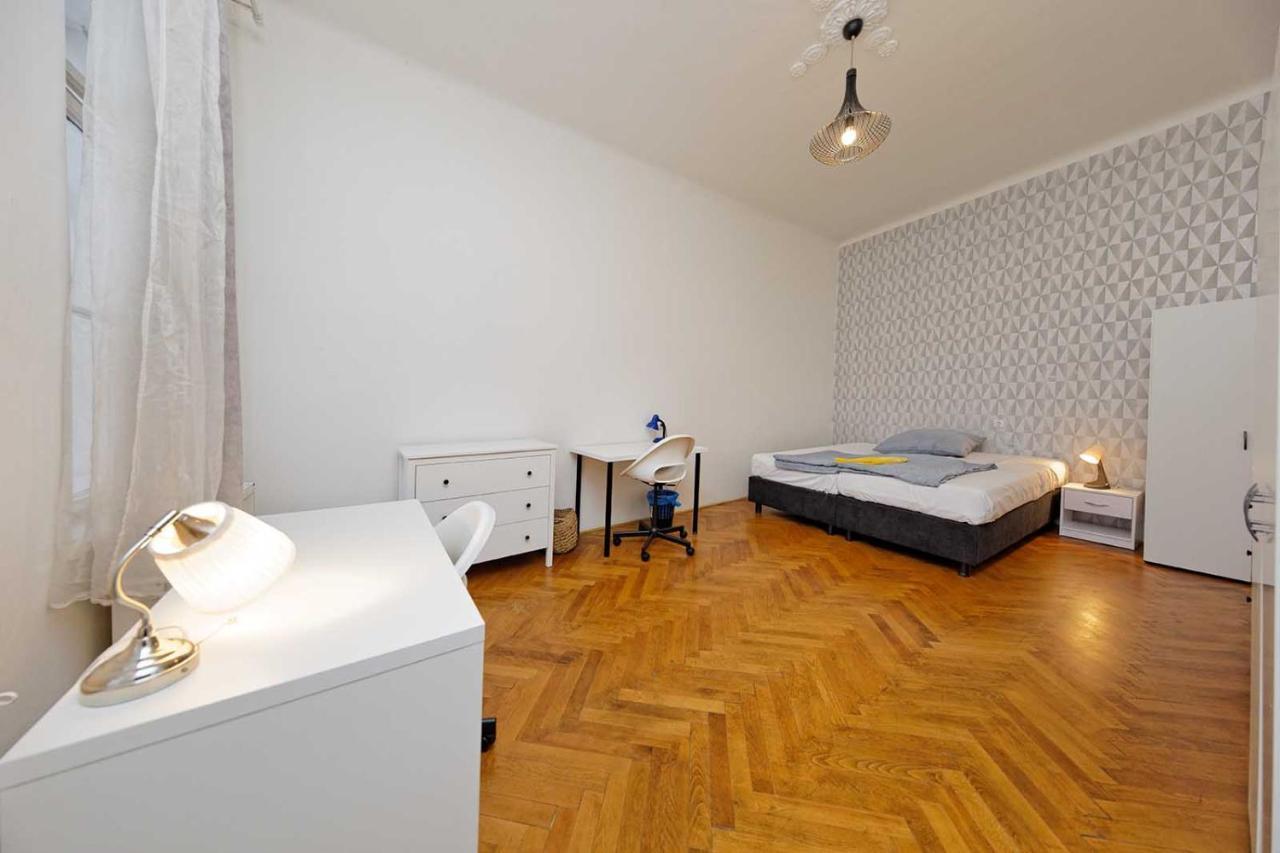 Peter'S Tower Apartments Прага Экстерьер фото