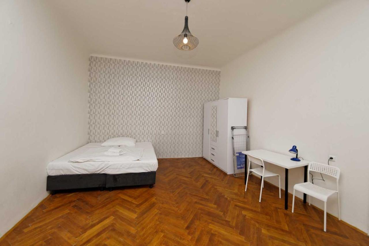 Peter'S Tower Apartments Прага Экстерьер фото